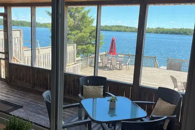 Image de Cozy 2 bedroom water front cottage