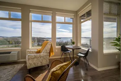 Image de Incredible Lake View Condo with Sunroom and Balcony - The Majestic at Table Rock