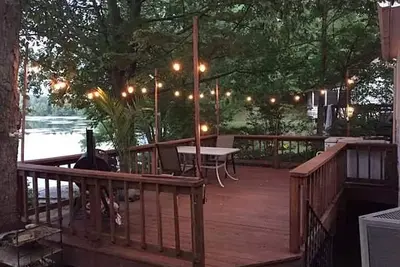 Image de Lakefront property at its finest. Nearby fantastic skiing slopes.