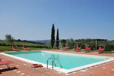 Image de <br>Casa Cassiodoro A est une vieille ferme pittoresque, entouré de vignes et d'oliviers, pour six personnes. Casa Cassiodoro A est à environ 100 mètres carrés, et dispose d'une piscine commune, un jardin privé, de la climatisation et du chauffage.