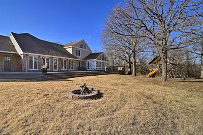 Image de Grand Tulsa Getaway with Private Pond, Dock & Deck