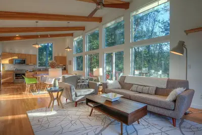 Image de This house is a 2 bedroom(s), 1. 5 bathrooms, located in Eastsound, Wa.