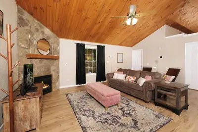 Image de 1br- hot tub, corn hole, private deck space, & 1 free ticket to Dollywood!