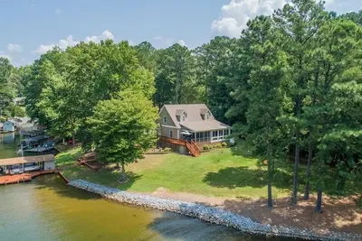 Image de Dog Friendly, 370+ ft of Waterfront, dock access and kayaks!