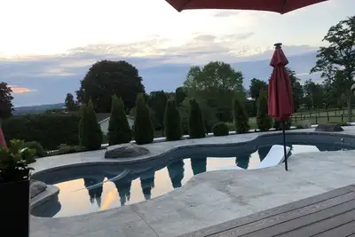 Image de Stay in your own, private resort. 4 br with heated pool, hot tub and lake views!