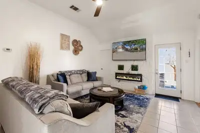 Image de Cozy 4Br House w/ Hot Tub, Mins to Downtown!