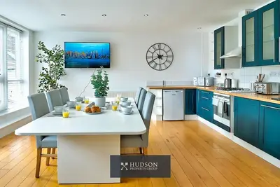 Image de School Path Ironbridge Townhouse with Roof Terrace