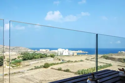 Image de 2 Bed Apartment w/ Distant Sea and Country Views