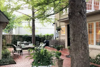 Image de Bright, sunny, and immaculate classic Southern home in the Park Cities area!