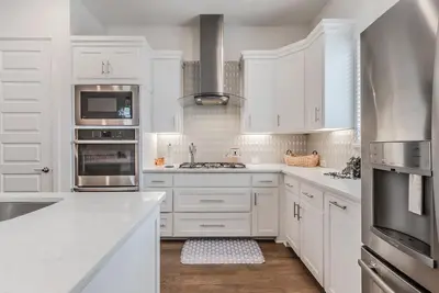 Image de Contemporary Home with Office, Centrally Located