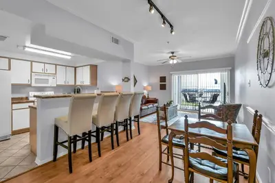 Image de Waterfront Condo with Patio, Pool Access & Walk to Dining—Perfect for Your Next Relaxing Getaway!