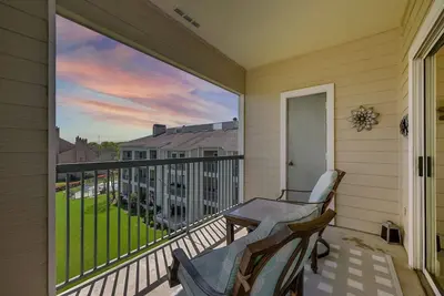 Image de Waterfront Condo with Pool, Patio, Boat Docks & Modern Amenities | Perfect for a Peaceful Escape!