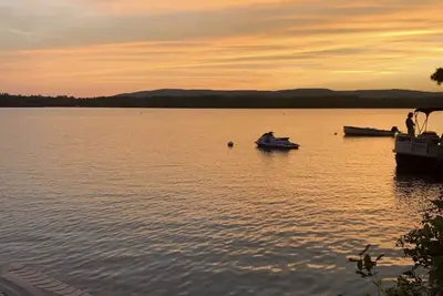 Image de The perfect 3 bedroom lakeside camp on Great Pond!