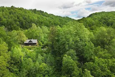 Image de Whispering Falls Cabin - hot tub, views, 15 acres, minutes from Main St.