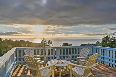 'Pacific Coast House' w/ Private Hot Tub!