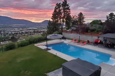 Sunny Estate with Heated Pool, Hot tub and Stunning Views!