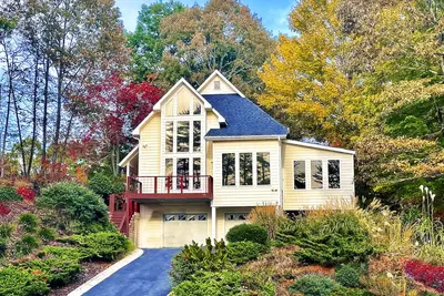 Image de Stunning 3 Level Chalet, 3 Miles to Helen, Mountain Views, Fire Pit, Pool, Golf.