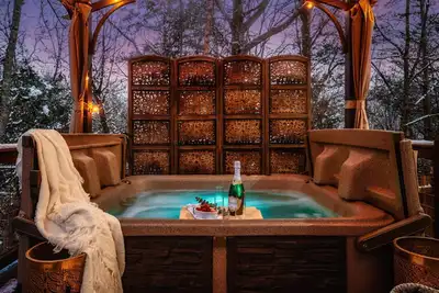 Image de ❤️Cozy Cabin Vibes | Perf Location, Flat Roads, Hottub✨