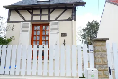 Image de Maison Cozy au Coeur de Cabourg avec Terrasse, Proche Plage, pour 4 Pers. , Animaux Acceptés