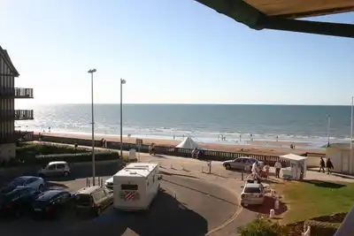 Image de Appartement 3 pièces en front de mer avec balcons, à Cabourg, proche centre-ville.