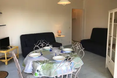 Image de Grand studio en hyper-centre de Cabourg avec balcon, proche plage, parking, et prestations disponibles