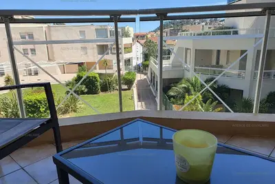 Image de T2 climatisé avec terrasse, parking, lave-vaisselle et lave-linge à Cavalaire-sur-Mer