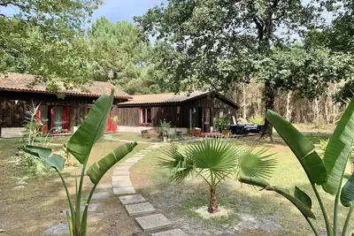 Image de Maison en bois avec piscine chauffée, au sel sur parc de 2000 m2 + wifi