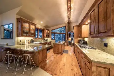 Image de Mountain Escape | Decks-Ev Charger-Spa | Sleeps 10