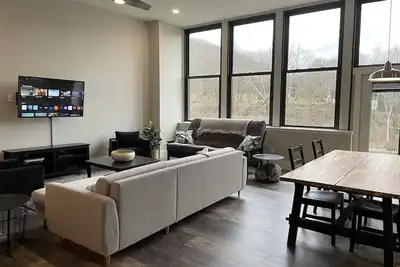 Image de Riverside Loft with Huge Deck on Gap Trail