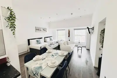 Image de Studio-Large-Sdb privée avec douche-Family Studio