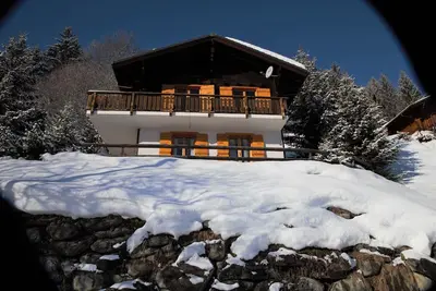 Image de Ce superbe chalet, lumineux et confortable, peut accueillir jusqu'à 8 personnes. Situé sur le chemin