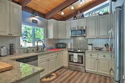 Image de Decks, Grill & Pool Access: Family Getaway!