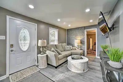 Image de Completely Renovated Escape ~ 1 Mile to Downtown!