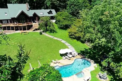 Image de Modern/Rustic Log Chalet loaded with amenties