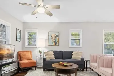 Image de Charming 1920s Renovated Bungalow in Optimist Park