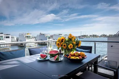 Image de Surfer's Bay- floating house, sauna, roof terrace with water view, beach chair