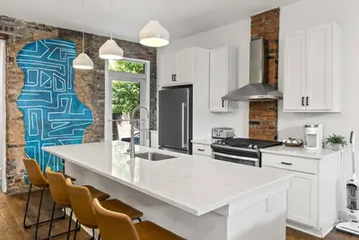 Image de Centrally Located: 3 bedroom 2 Bath, Private Driveway, And Yard With Fire-Pit