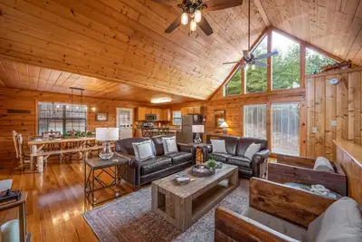 Image de Cabin near Dollywood! 4 King Beds, Hot Tub, Game Room