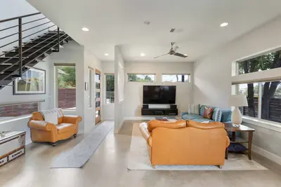 Image de Beautiful house and neighborhood within a great proximity to all of Austin.