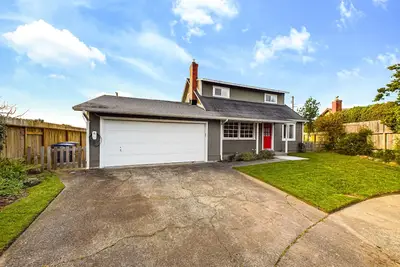 Image de Quiet home with Ev charging.
