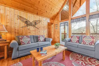 Image de Cozy Cabin w/ 2 King beds/2ba 1 mile from Dollywood w/ Hot Tub