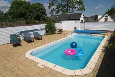 Tumbling Banks -  a cottage that sleeps 4 guests  in 2 bedrooms
