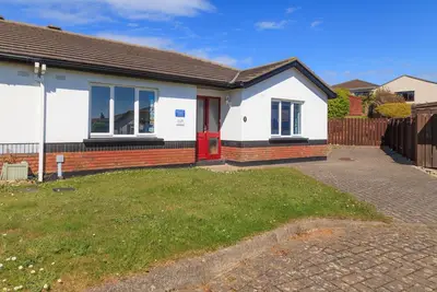 8 Links Close is a self-catering single level house, located close to the centre Port Erin.