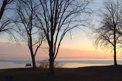 Image de Fantastic Lake View! Quiet, Clean w/Deck, Bbq & Fire pit* Walk to 3 Wineries