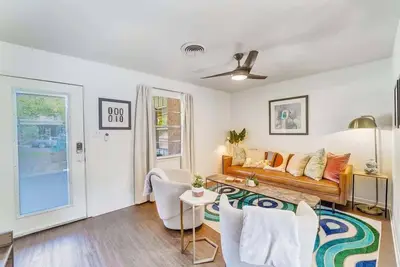 Image de Mariposa B | Bright Stay + Sleeps 5 & Patio