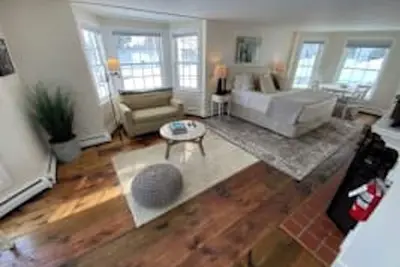 Image de Deluxe King Room w/pull-out love seat and fireplace