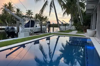 Image de Prestigious Venetian Shores with private Pool and Snake Creek View