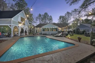 Image de Cozy Winter Getaway With Hot Tub and Fire Pit. Pet Friendly!