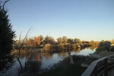 Image de Enjoy and private, peaceful stay at a riverfront property.