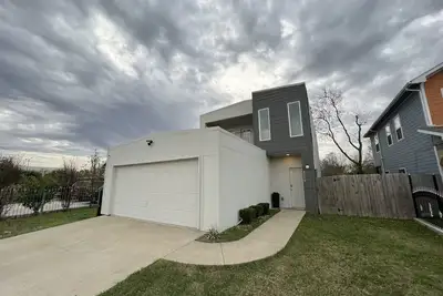Image de Modern West-Dallas 4 Bedroom Charmer in the City
